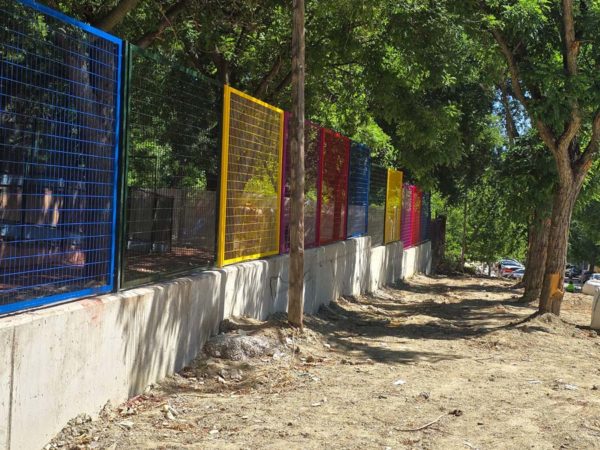 Imagen de la instalación de bastidores metálicos en un colegio de Vicálvaro