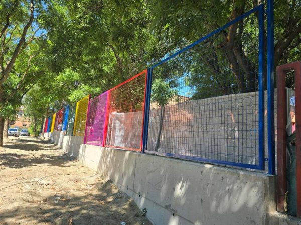 Imagen de una instalación de bastidores metálicos de VAME en un colegio de Vicálvaro