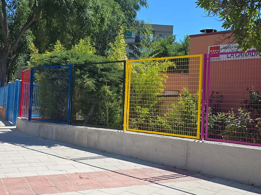 Imagen una instalación de bastidores metálicos en un colegio de Vicálvaro