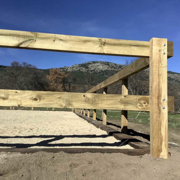 Imagen de una traviesa ecológica para caballos en una finca de Ávila