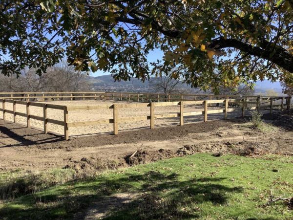 Imagen de un trabajo de suministro y colocación de traviesas ecológica en una finca de Ávila