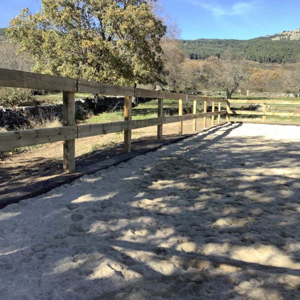 Imagen una colocación de traviesas ecológica para caballos en Ávila