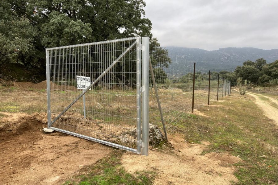 Instalación de puerta metálica en finca rústica en Ávila
